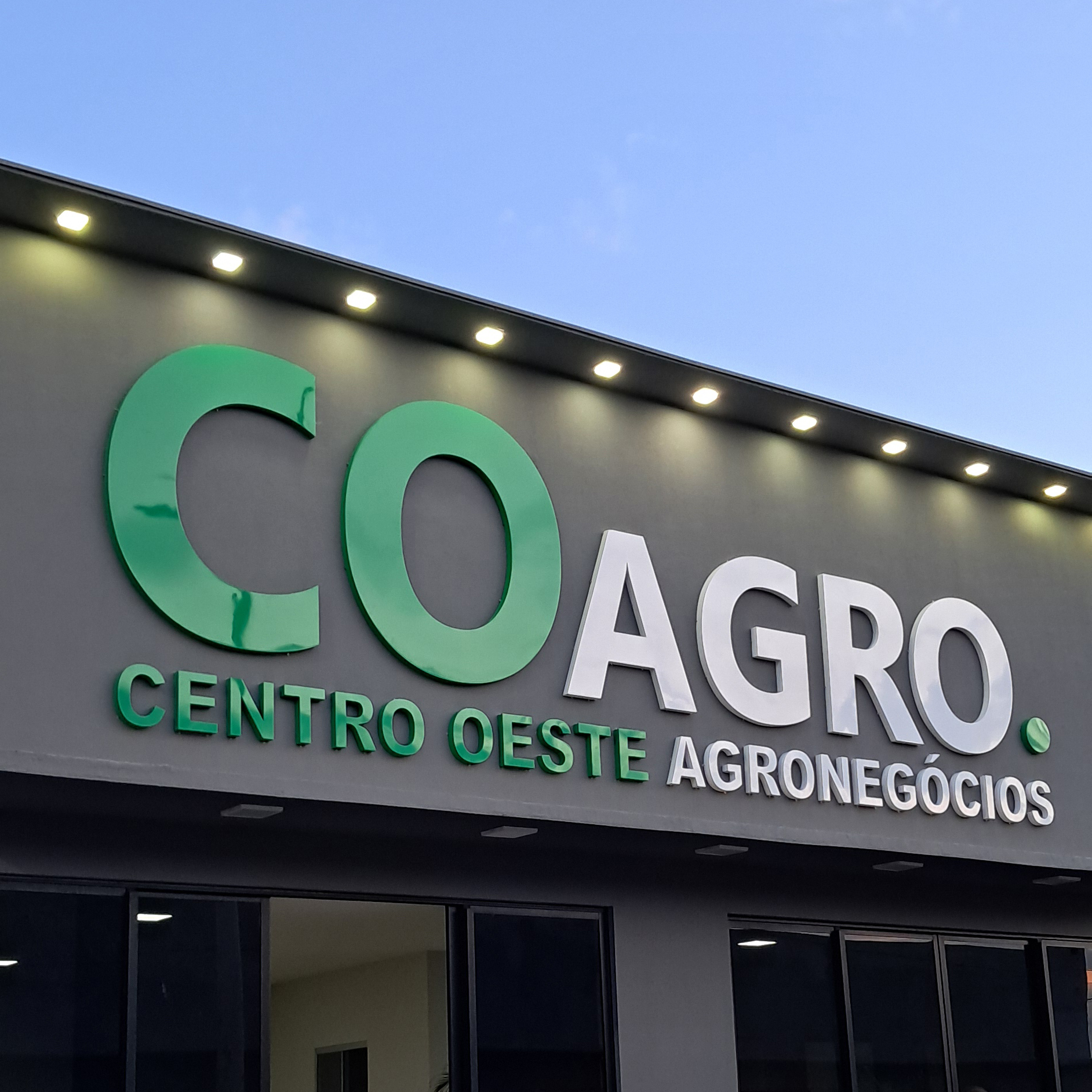 Letras caixa iluminadas em fachada corporativa — projeto Kallout